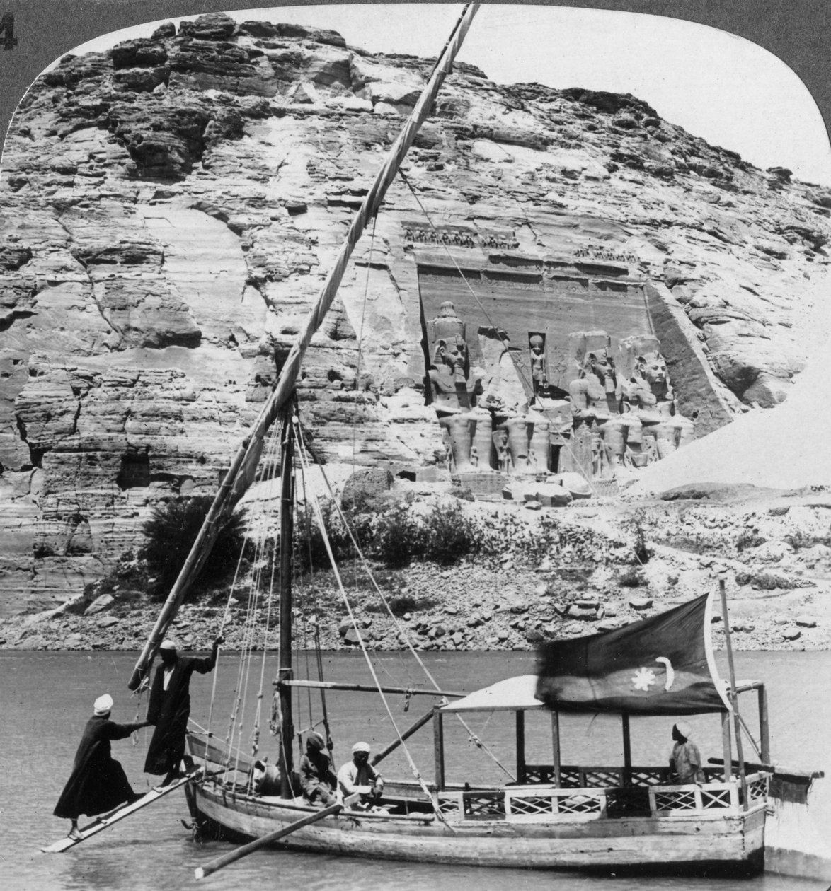 1905年、エジプトのナイル川から見たアブシンベルの洞窟寺院。 作： アンダーウッドとアンダーウッド