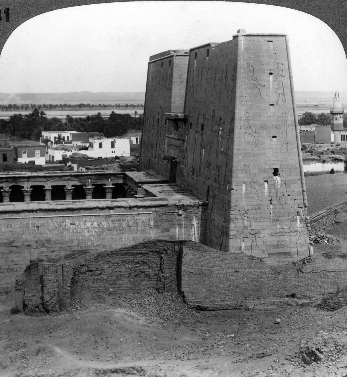 エジプトのエドフにあるホルス神殿の塔と中庭、1900年。 作： アンダーウッドとアンダーウッド