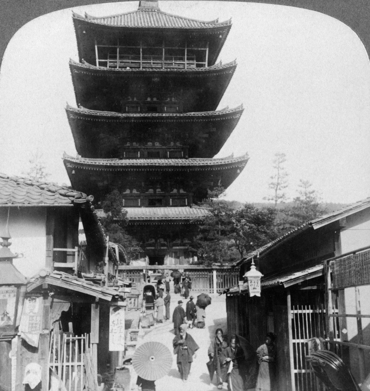 5階建ての八坂の塔、京都、日本の1904年の西側。 作： アンダーウッドとアンダーウッド