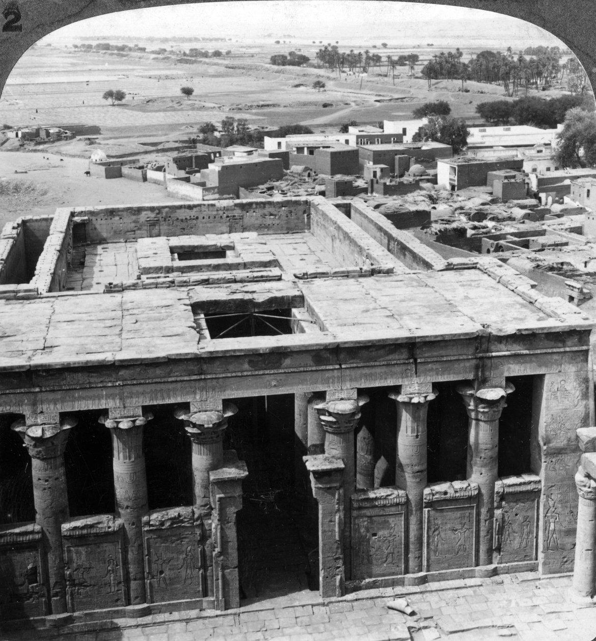 1905年、エジプトのエドフにある素晴らしく保存された寺院。 作： アンダーウッドとアンダーウッド