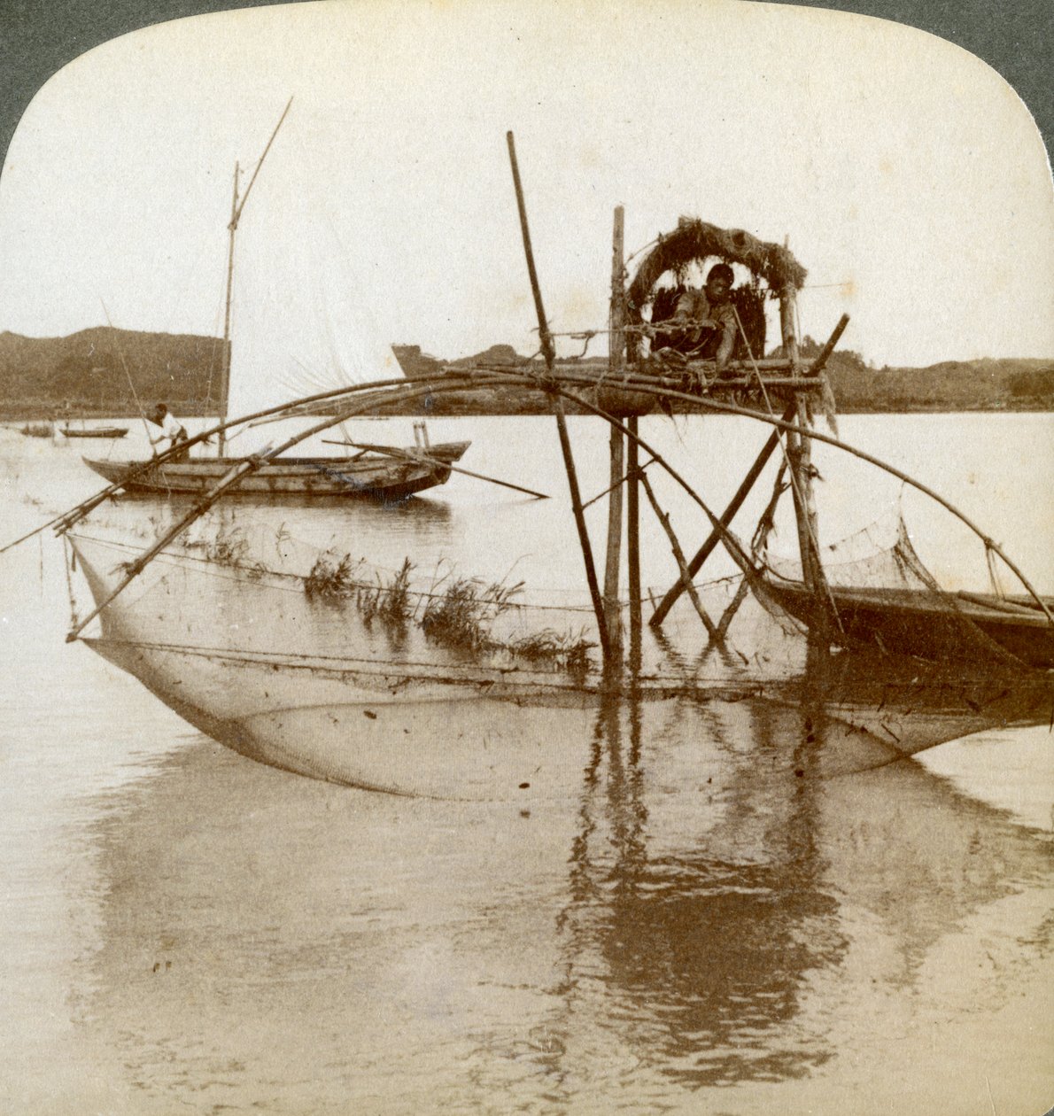 海のトイレ、奇妙な漁網、松島湾、1904 作： アンダーウッドとアンダーウッド