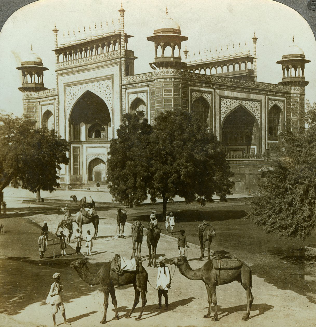 Akbar、Sikandarah、ウッタルプラデーシュ州、インド、1900年代の墓。 作： アンダーウッドとアンダーウッド