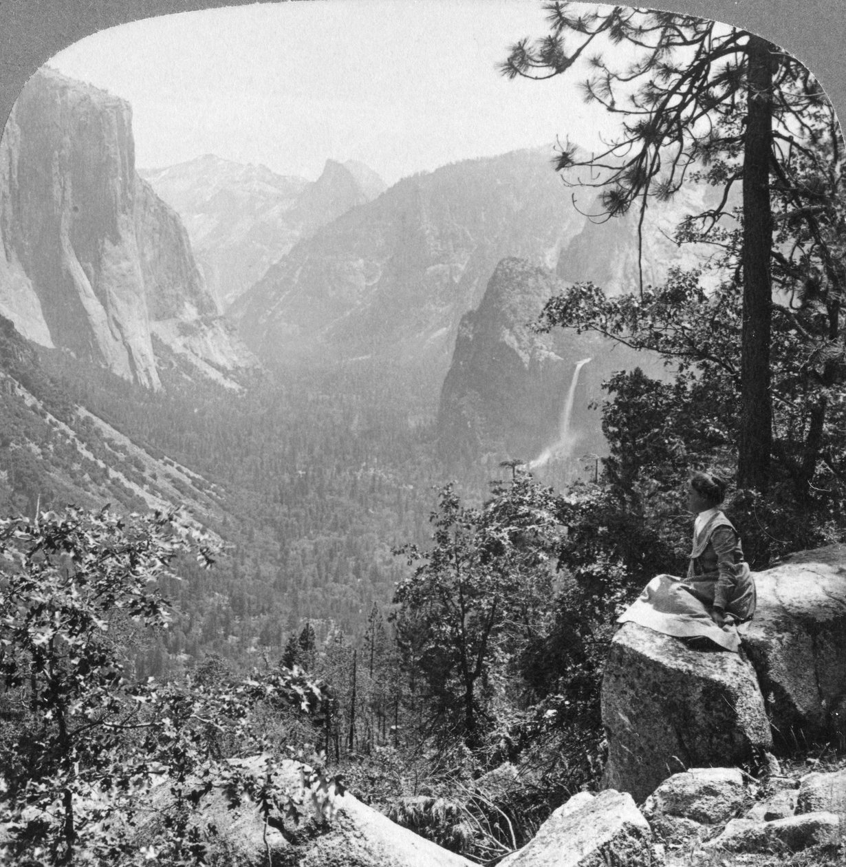インスピレーションポイントからヨセミテバレー、カリフォルニア、米国、1902年を介して表示します。 作： アンダーウッドとアンダーウッド