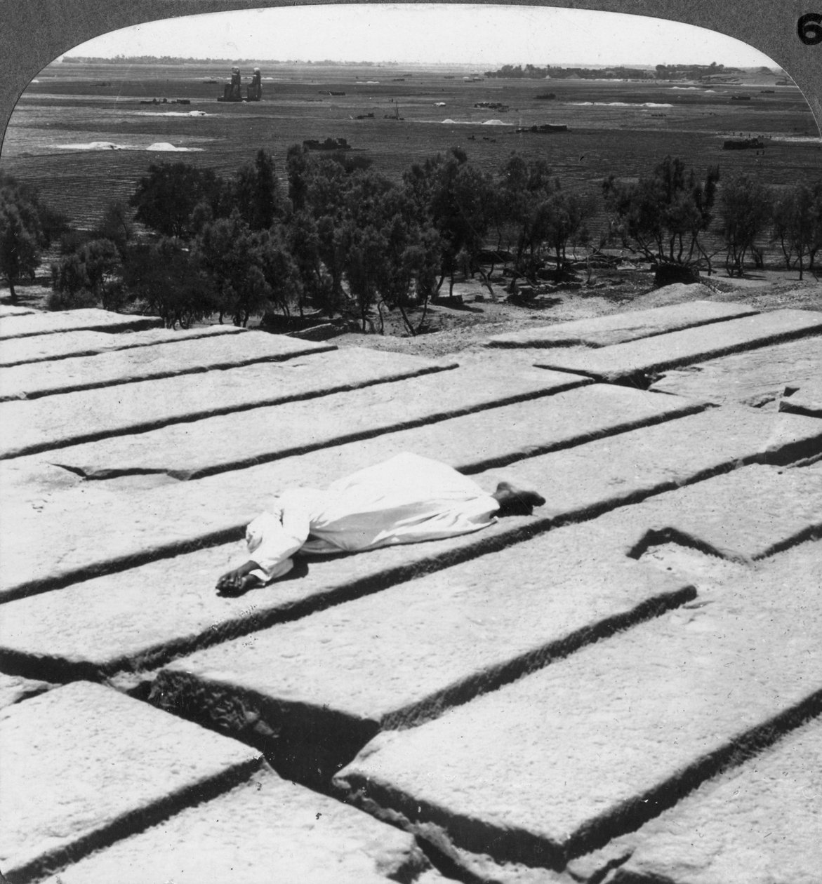 1905年、エジプトのラメセウムから見たテーベとメムノンの巨像の眺め。 作： アンダーウッドとアンダーウッド