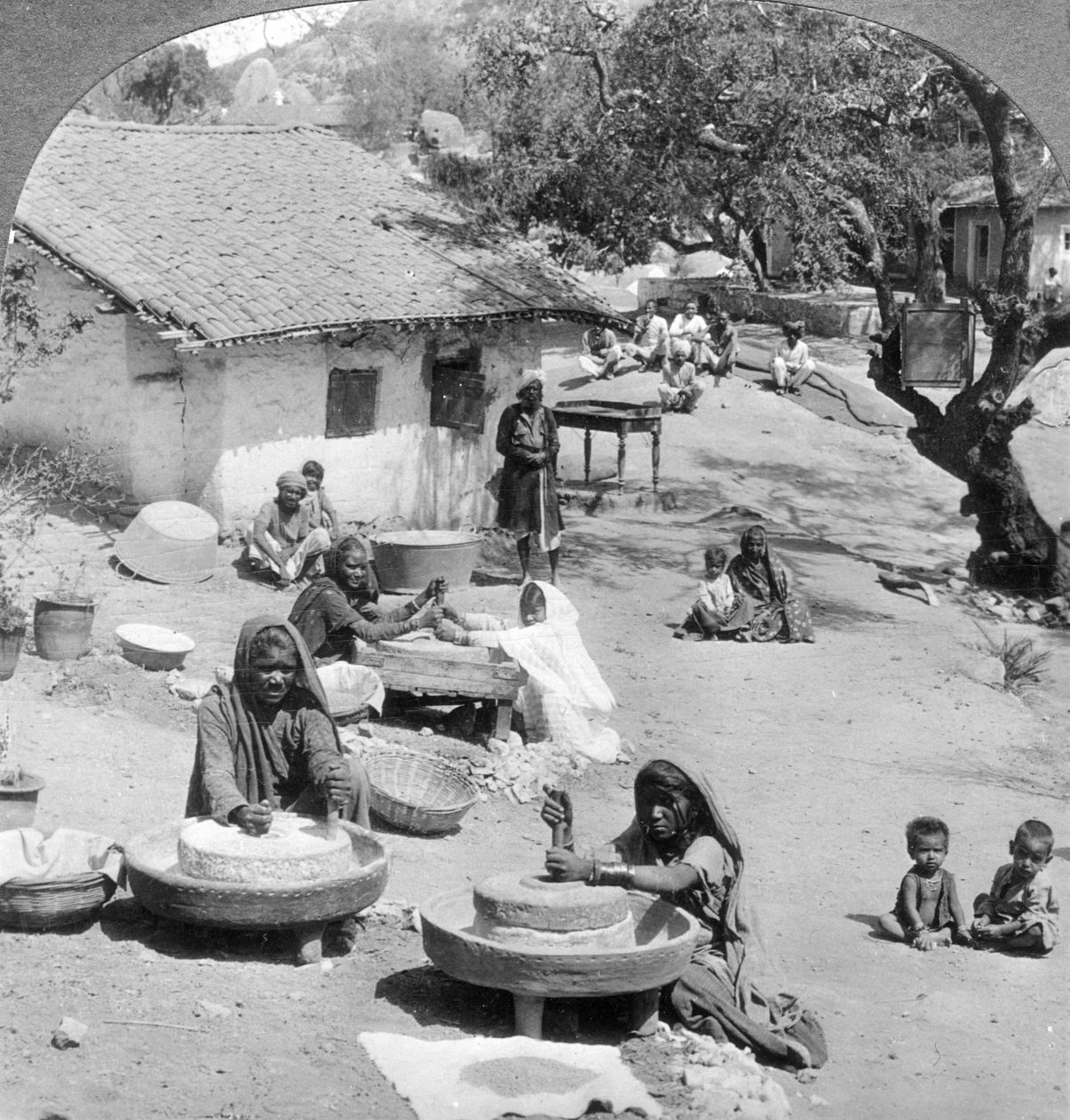 村の生活、インド、1900年代。 作： アンダーウッドとアンダーウッド