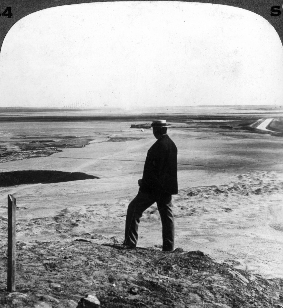 1905年、エジプトの羽原ピラミッドの上から砂の旋風を見ています。 作： アンダーウッドとアンダーウッド