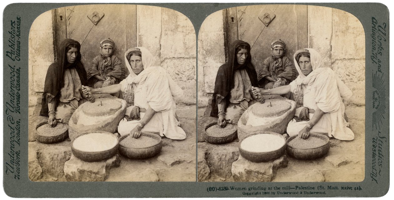 1900年にパレスチナの工場で粉砕する女性。 作： アンダーウッドとアンダーウッド