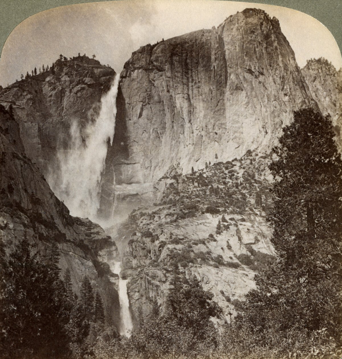 ヨセミテポイントと風が吹くヨセミテ滝、米国カリフォルニア州ヨセミテバレー、1902年 作： アンダーウッドとアンダーウッド