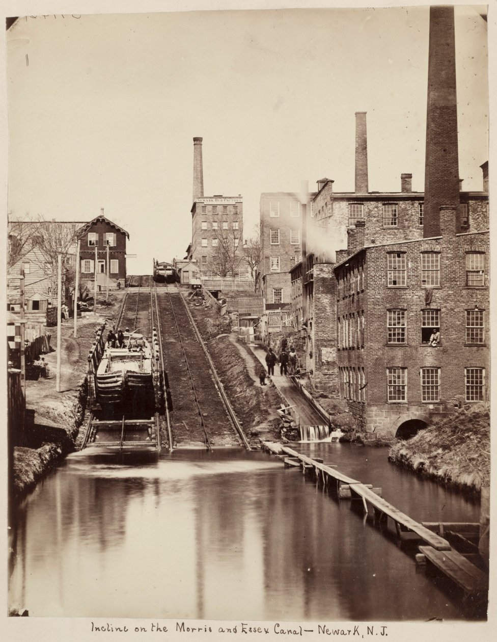 モリス・エセックス運河のインクライン、ニュージャージー州ニューアーク、c. 1870年。 作： 正体不明の写真家。