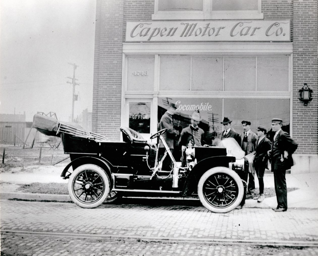 ロコモビル、1907年。（Capen Motor Car Companyの前。4739-4743McPherson Avenue） 作： 不明
