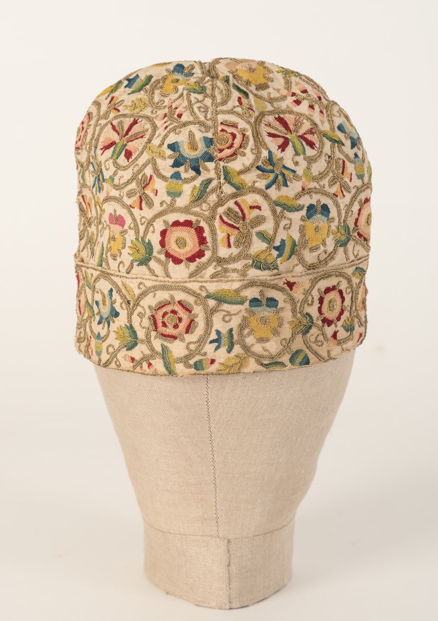 マンマルチカラーシルクとスパンコール刺繍ナイトキャップ、1610s（シルク） 作： 不明不明