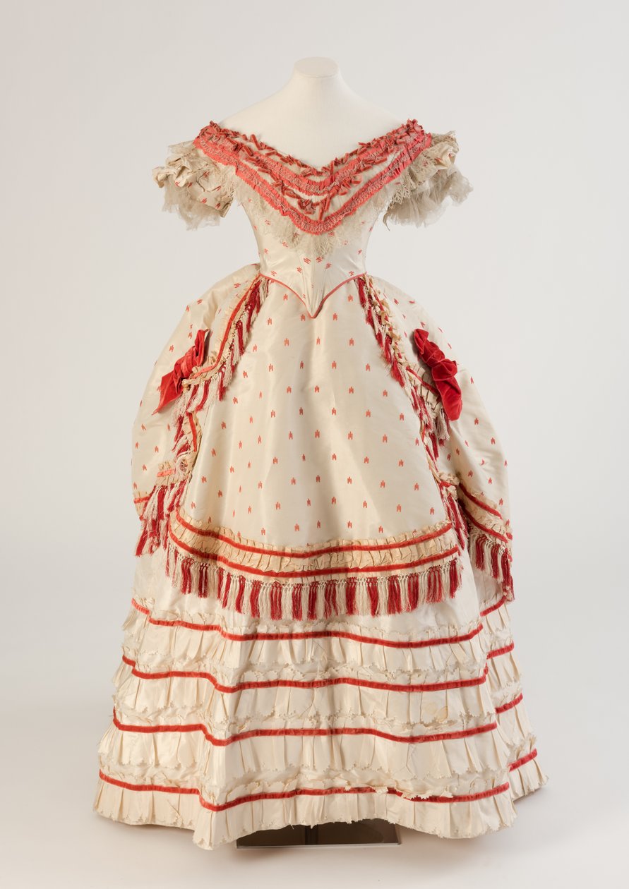 白とコーラルの赤い織りシルクのイブニングドレス、1870年（シルク） 作： 不明不明