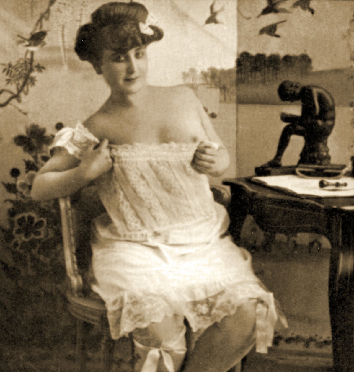 レースシュミーズを表示する若い女性、1900年頃 作： 不明