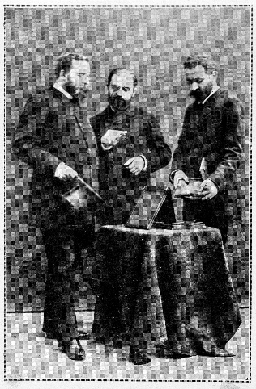 アルフォンス・ベルティヨンが配属された2人の警視総監に人体測定のクリシェを見せる（1888年3月25日 作： 無名の画家