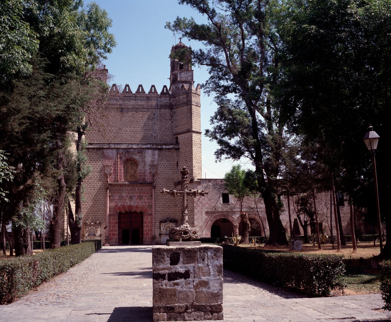 アートメキシコ：1571年に建てられたアウグスティニアン修道院（サン・アウグスティン・アコルマン修道院）の風景。十字架はテキトキ族の先住民のアーティストが作っている。メキシコ。アコルマン 作： 無名の画家