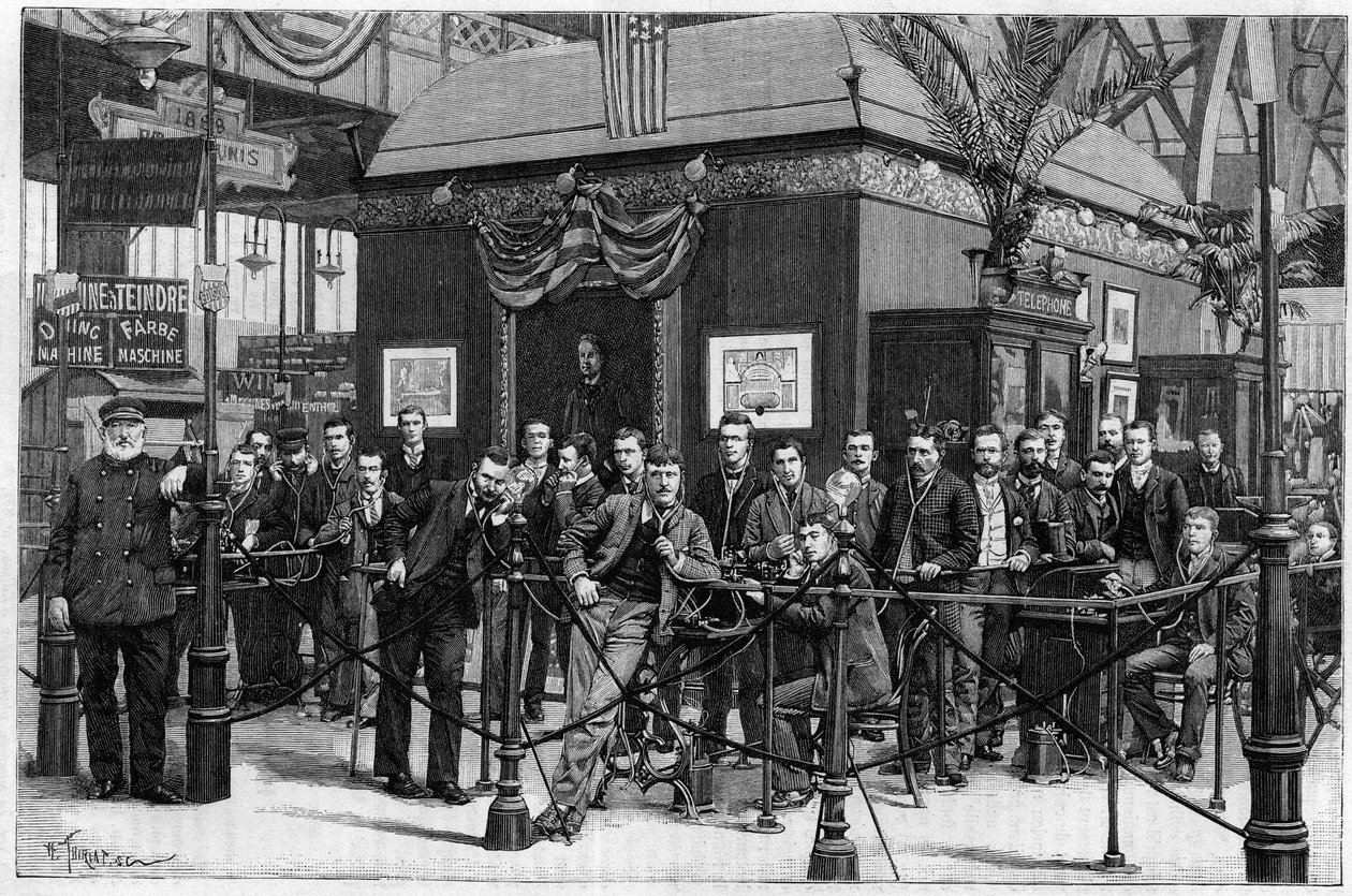 1889年に開催されたパリ万国博覧会の機械ギャラリーに設置されたトーマス・エジソンの蓄音機のオーディション。写真より）。La Nature: revue des sciences et de leurs applications aux arts et a l