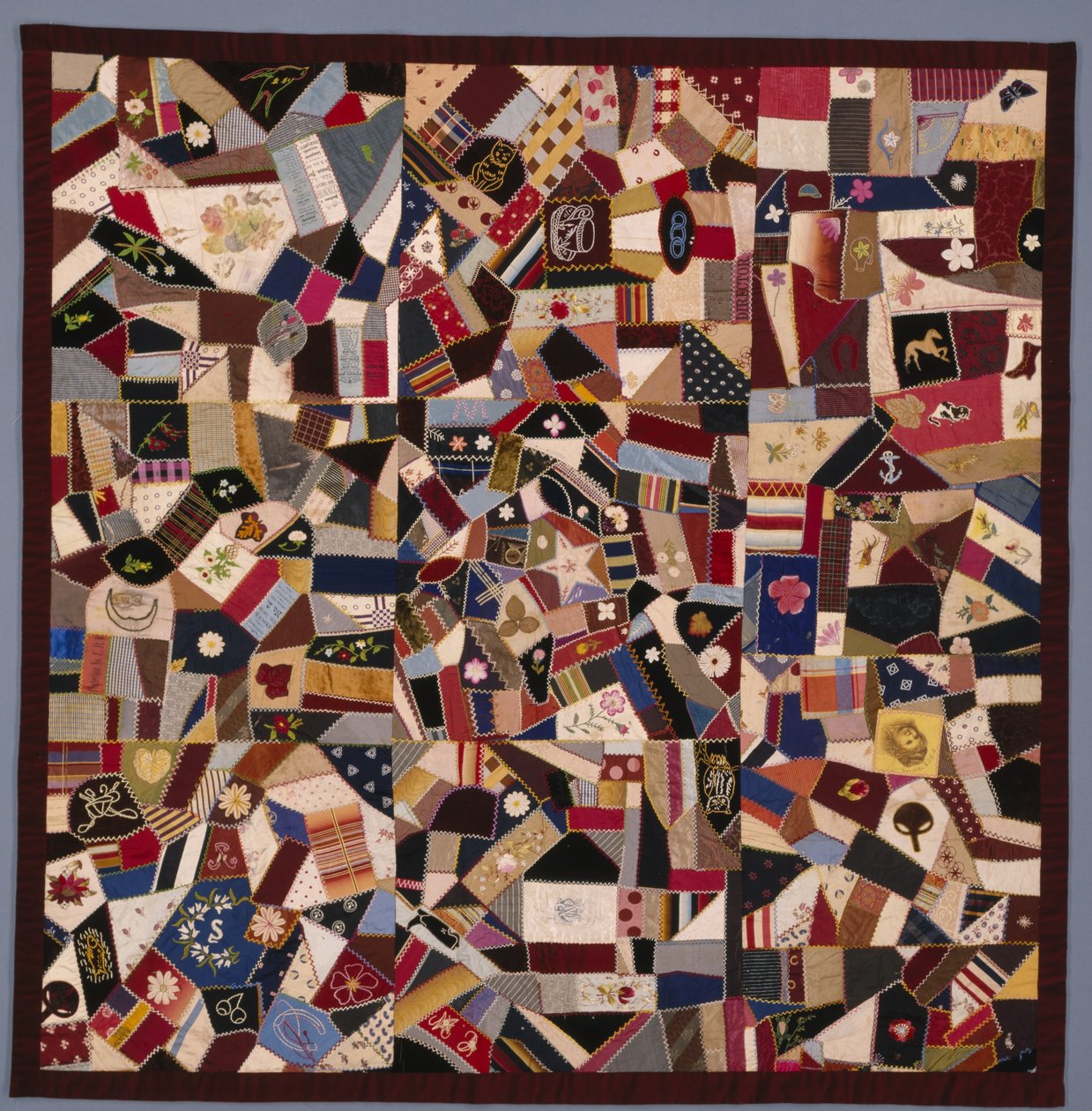 「クレイジー」キルト、1885年頃（シルクとベルベット） 作： 無名の画家