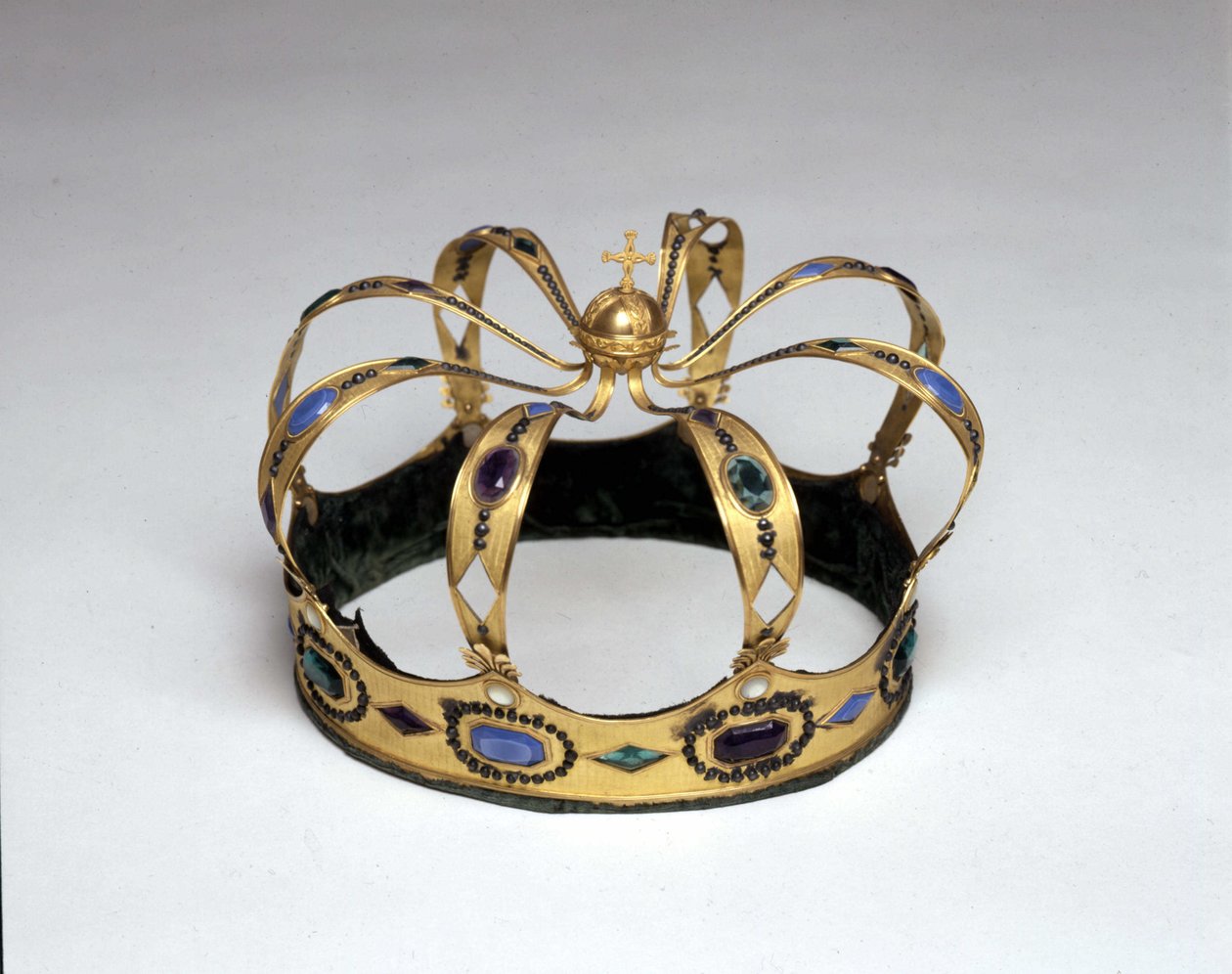 ナポレオン・ボナパルト（1769 - 1821）によるイタリア王の金と宝石の王冠。リソルジメント博物館。ミラノ 作： 無名の画家