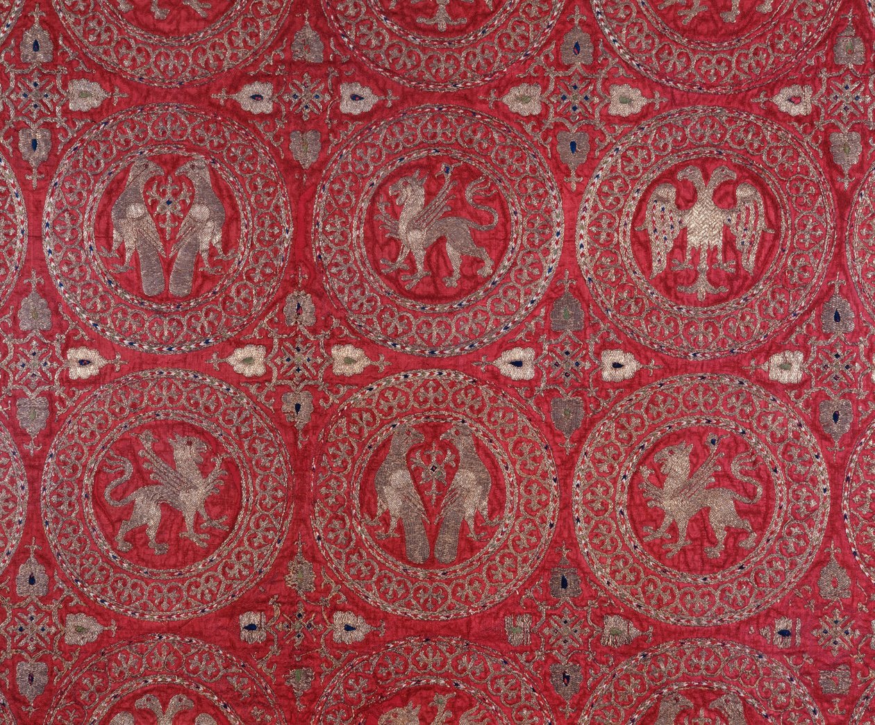 Detail of ecclesiastic costume fabric in purple silk from Cyprus representing fantastic animals (幻想的な動物が描かれたキプロスの宗教的な紫の絹の衣装) 13世紀 イタリア、アナニのカテドラーレ博物館 Museo della Cattedrale Anagni 作： 無名の画家