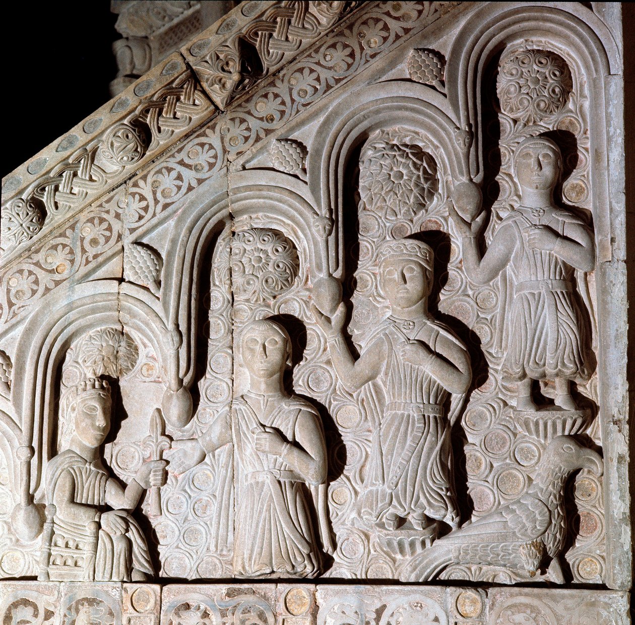 ホーエンシュタウフェン家の皇帝フリードリヒ2世（11941250）が家族と一緒に写っている様子 13世紀のアンボンのバスレリーフ。ビトントの大聖堂