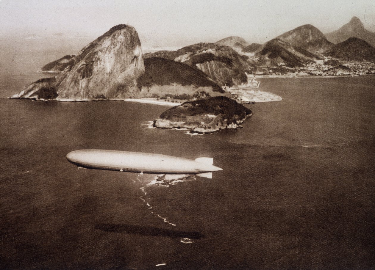 1930年5月25日、「砂糖パン」を背景にリオデジャネイロ湾に浮かぶグラーフ・ツェッペリン（Graf-Zeppelin） 作： 無名の画家