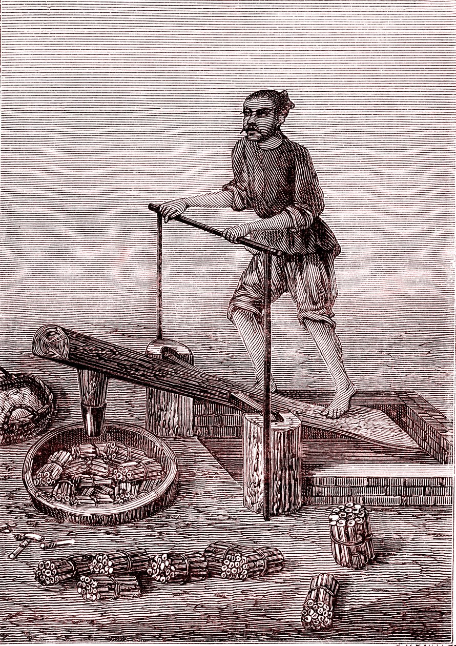 中国（紀元前3世紀）の製紙工程における竹の粉砕と敲き（彫刻 作： 無名の画家