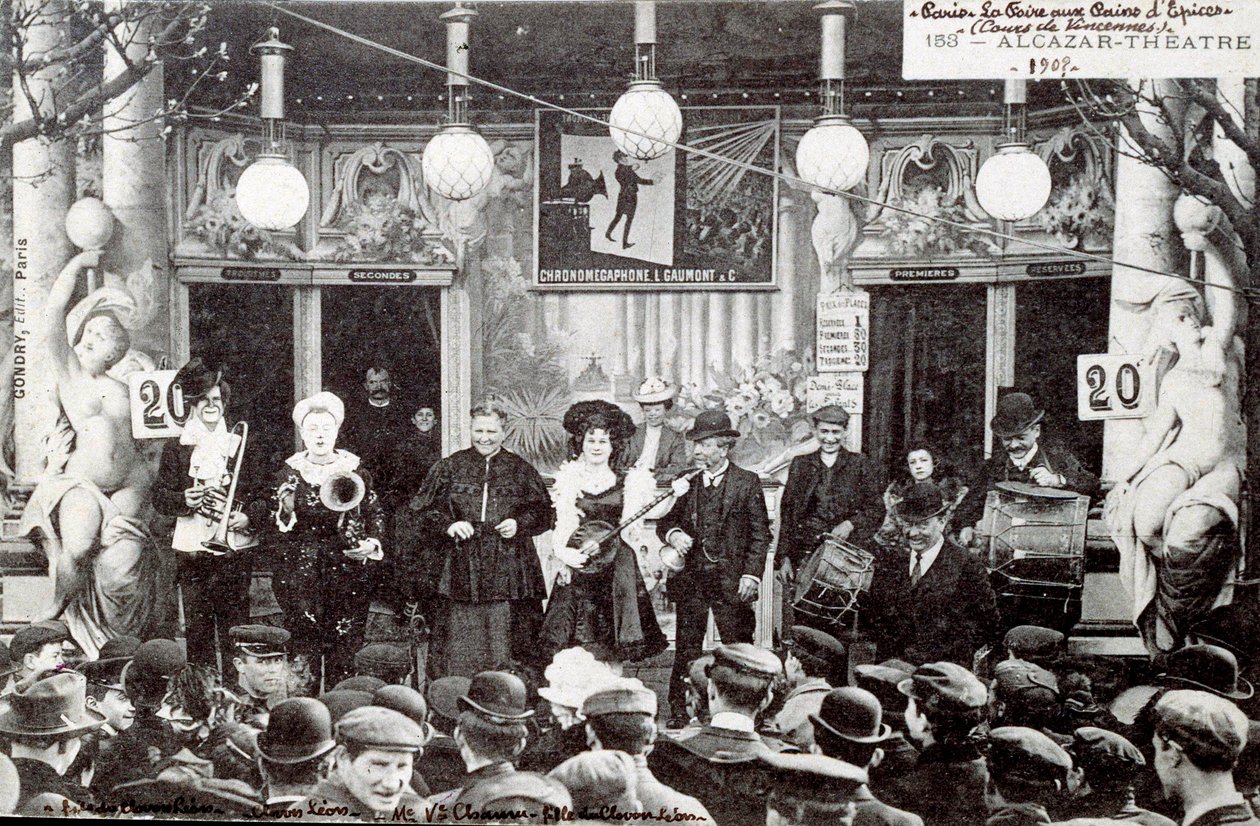 アルカサル劇場前のジンジャーブレッドフェアでのミュージカルショー 作： 無名の画家