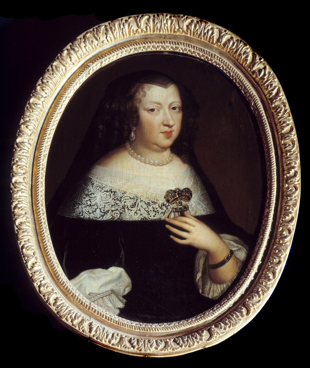 アンヌ・ドートリッシュ（1601-1666）フランス王妃の肖像。真珠の宝石、十字架の形をした貴石をあしらったペンダント、左手首のブレスレットを身につけています。匿名の絵画 作： 無名の画家