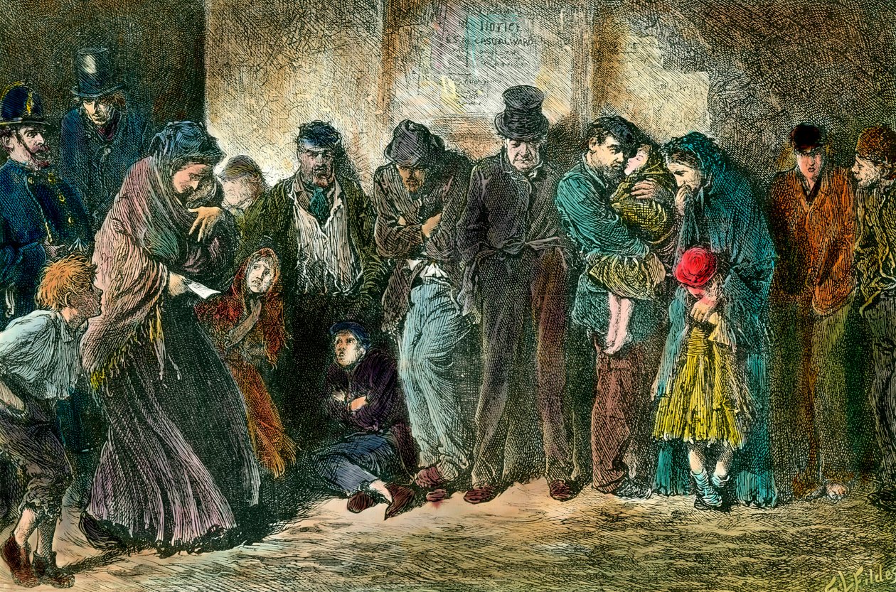 Poverty in London at the door of a shelter 貧乏で空腹の家族が家の前に並ぶ。1869年のエングレーヴィング。個人蔵 作： 無名の画家
