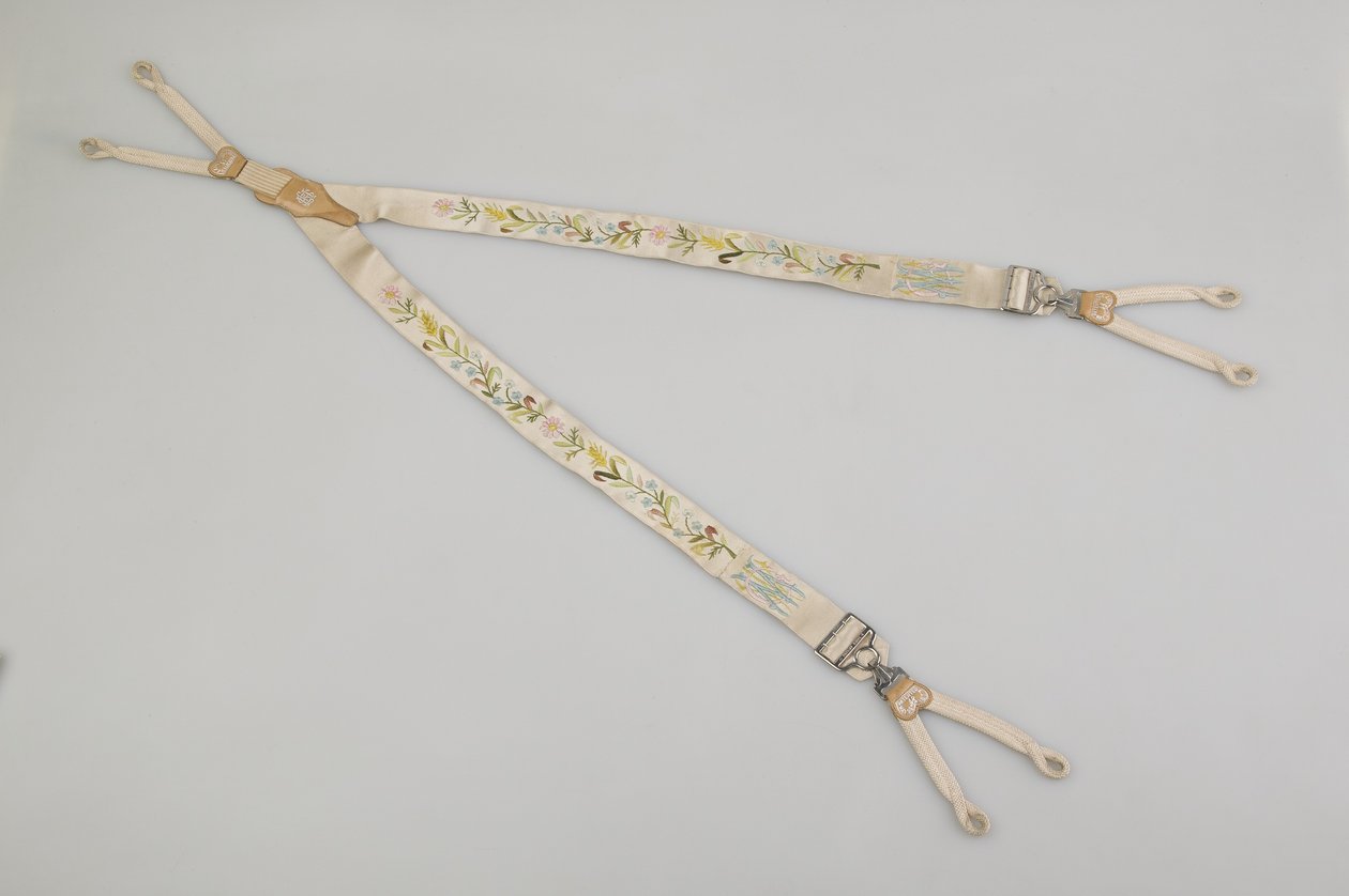 サスペンダー 1880年頃 エマイユされたホワイトサテン、レザー、シルバー メーカー不明 作： 無名の画家