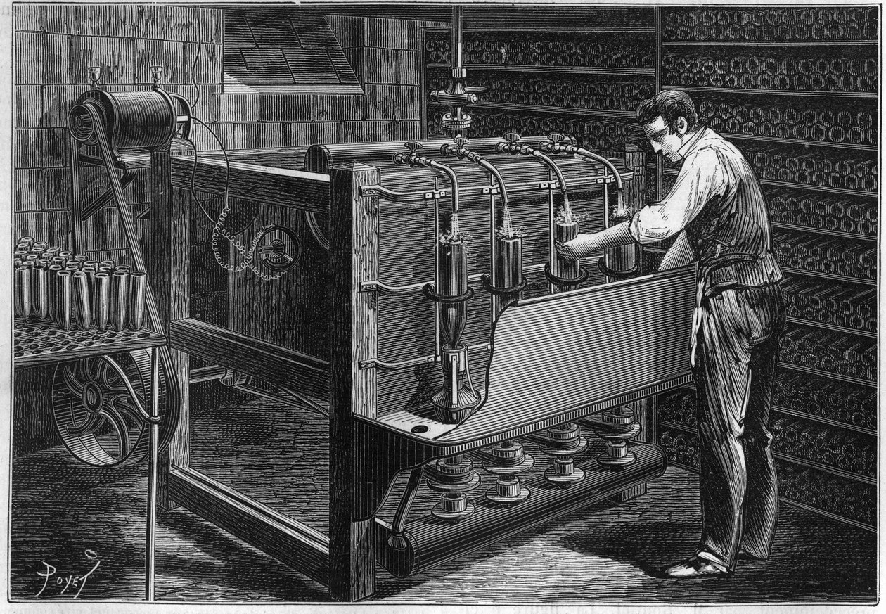 パリのレストラン経営者M.マルゲリーの機械設備：グラム（Zenobe Theophile Gram 1826-1901）の小型の発電機で作動するように表現された自動ボトル洗浄機。グラム（Zenobe Theophile Gram 1826-1901）の小型発電機で作動するように描かれている。 作： 無名の画家
