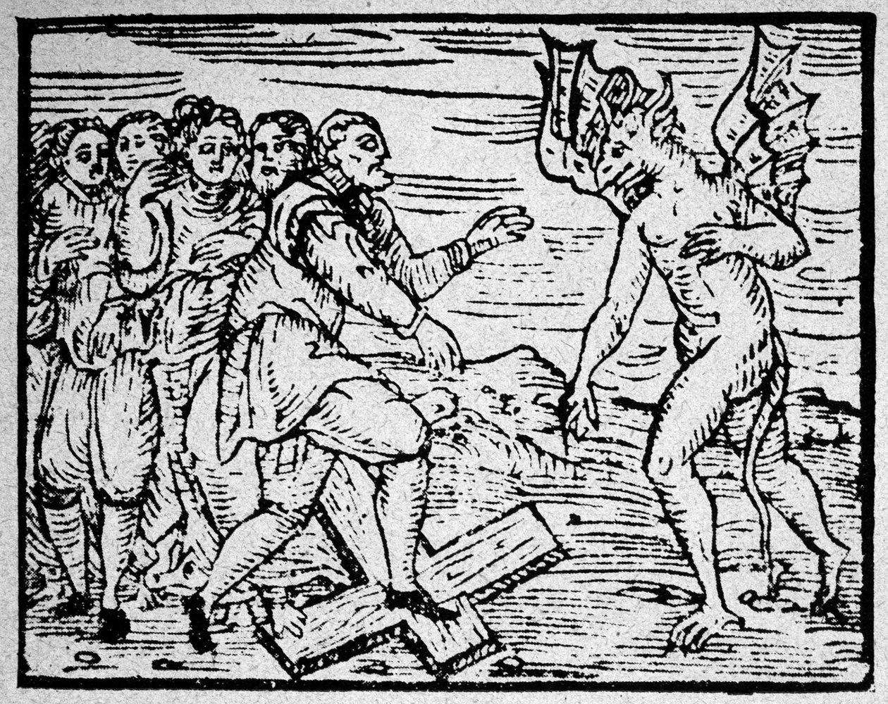 魔術：カトリックの十字架の上を歩く悪魔と男たち - 彫刻 作： 無名の画家