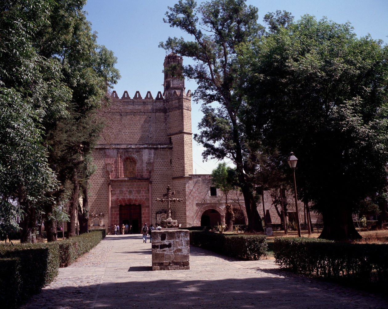 アートメキシコ：1571年に建てられたアウグスティニアン修道院（サン・アウグスティン・アコルマン修道院）の風景。十字架はテキトキ族の先住民アーティストが作ったもの。メキシコ。アコルマン 作： 無名の画家