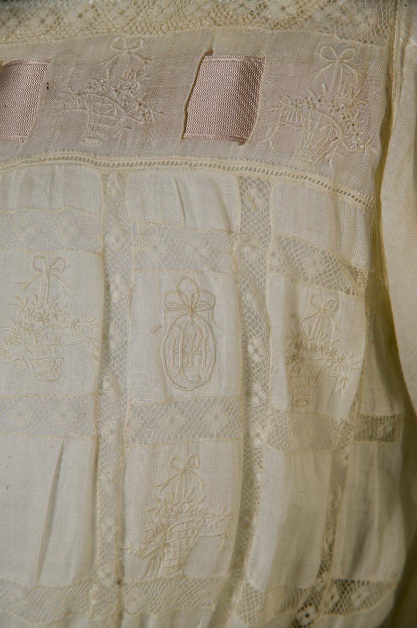 バーサ・パーマーのナイトガウン 1880年頃（詳細図） 白綿、レース、刺繍、絹リボン 作： 無名の画家
