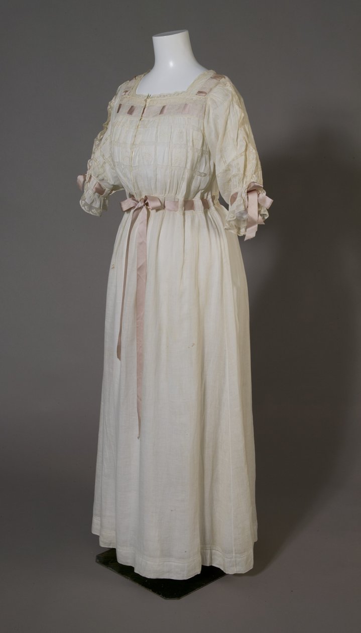 バーサ・パーマーのナイトガウン 1880年頃（正面斜視図） 白綿、レース、刺繍、絹リボン 作： 無名の画家