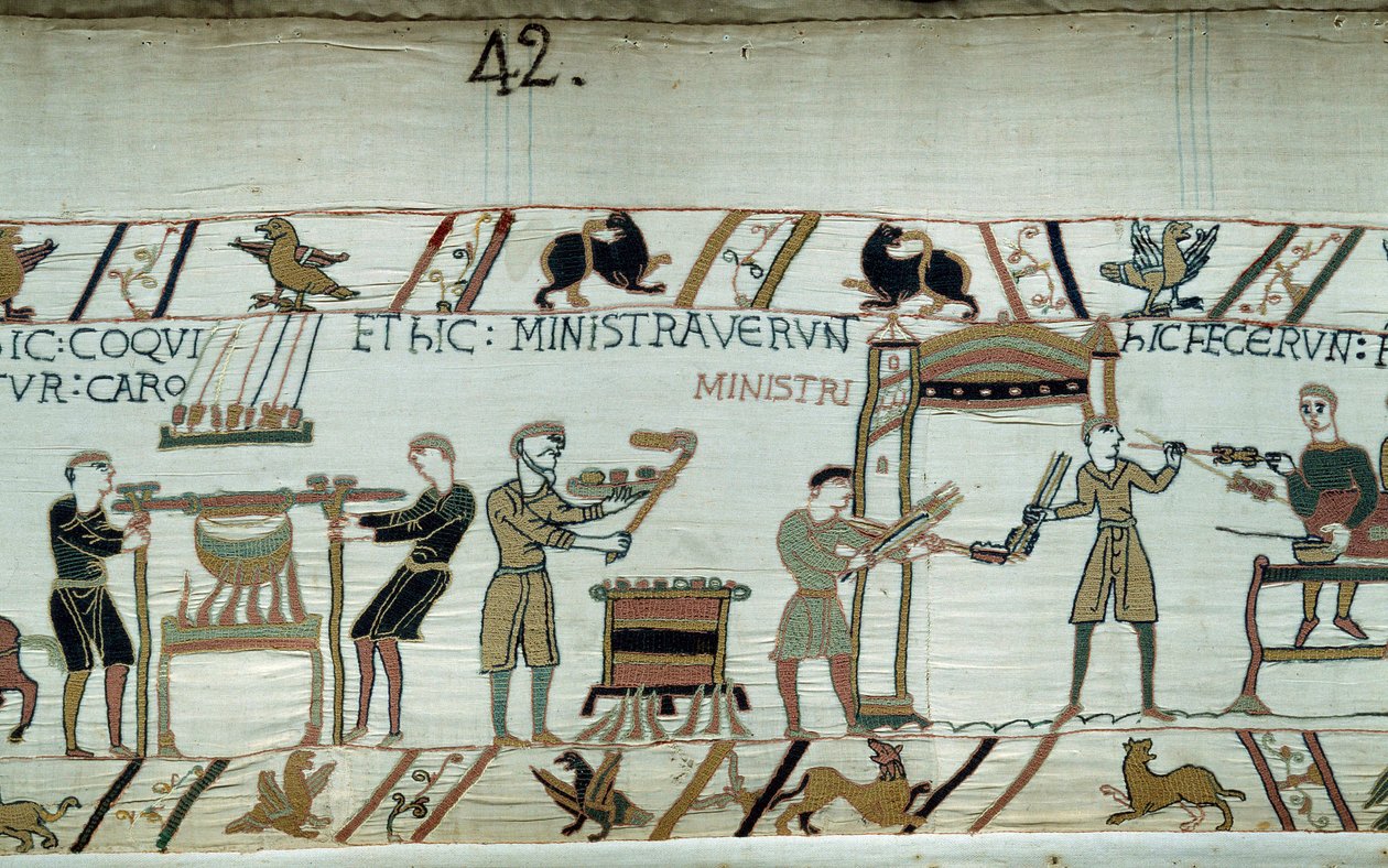1066年、ノルマンディー公ウィリアム・ザ・コンケラント（1027-1087）によるイングランドの征服：ヘイスティングスの戦いの前に公爵とその鎧のための祝宴を準備し、肉を焼き、召使が家禽を準備する バイユーのタペストリーの詳細 o 作： 無名の画家