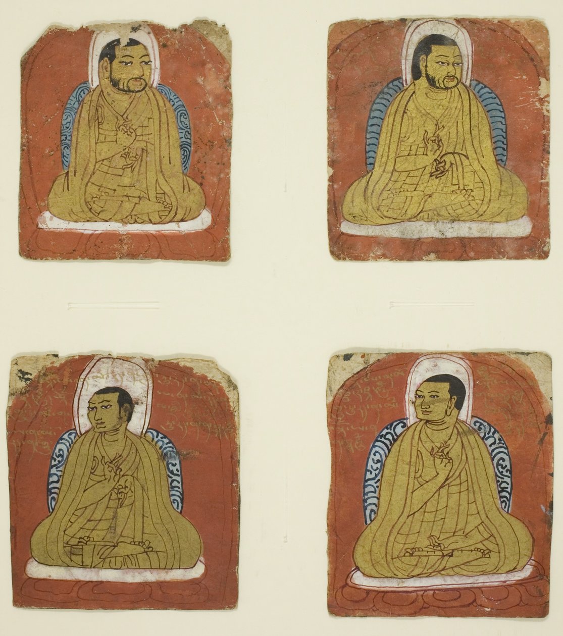 4人のラマ僧のミニチュア肖像画が刻まれている。 作： 無名の画家