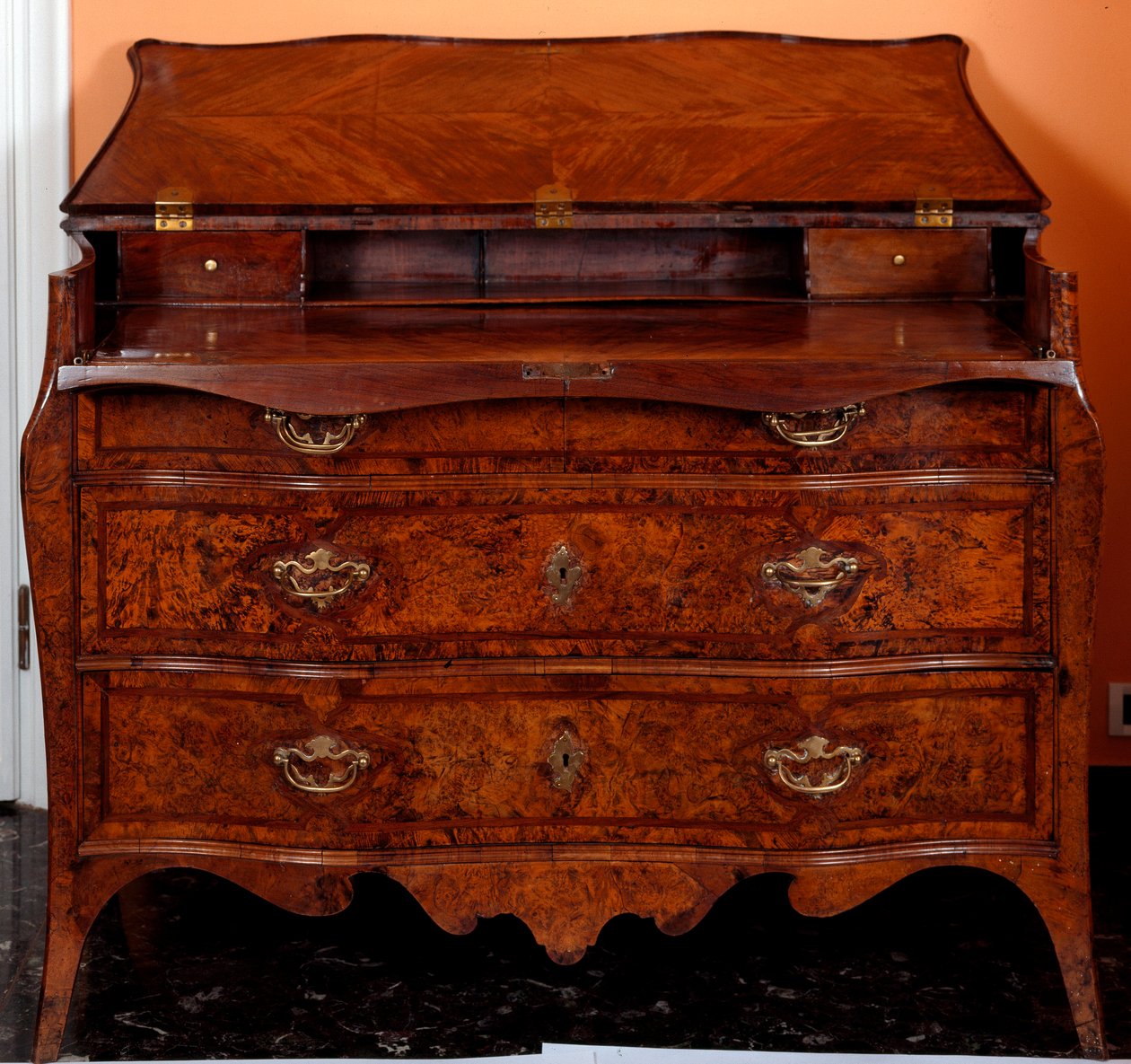 家具：杉材のチェスト。1735-1745年頃 Dim.97x137x68 cm プライベートコレクション 作： 無名の画家