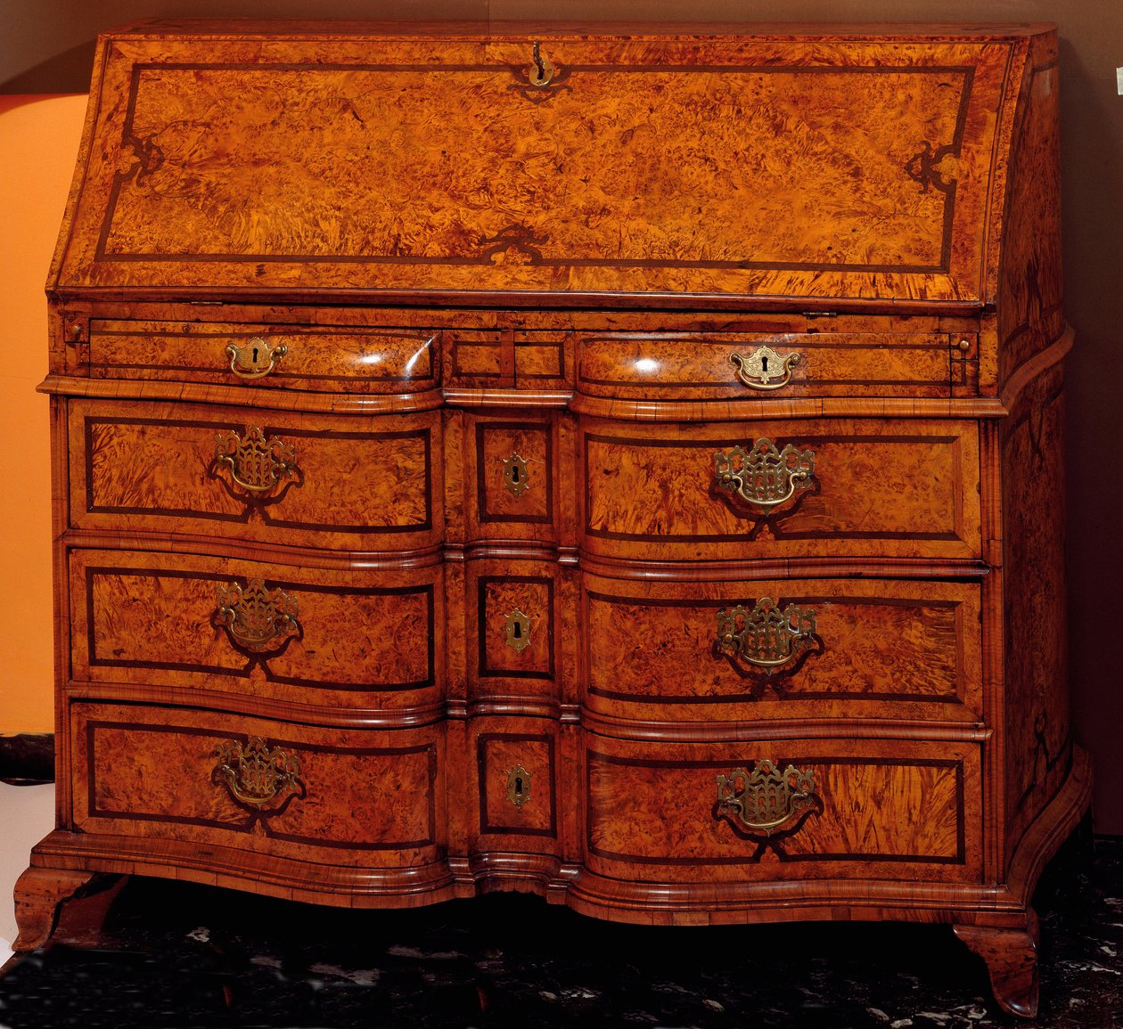 家具：シダー材のデスク。1734-1740年頃 Dim.111x127x61 cm プライベートコレクション 作： 無名の画家