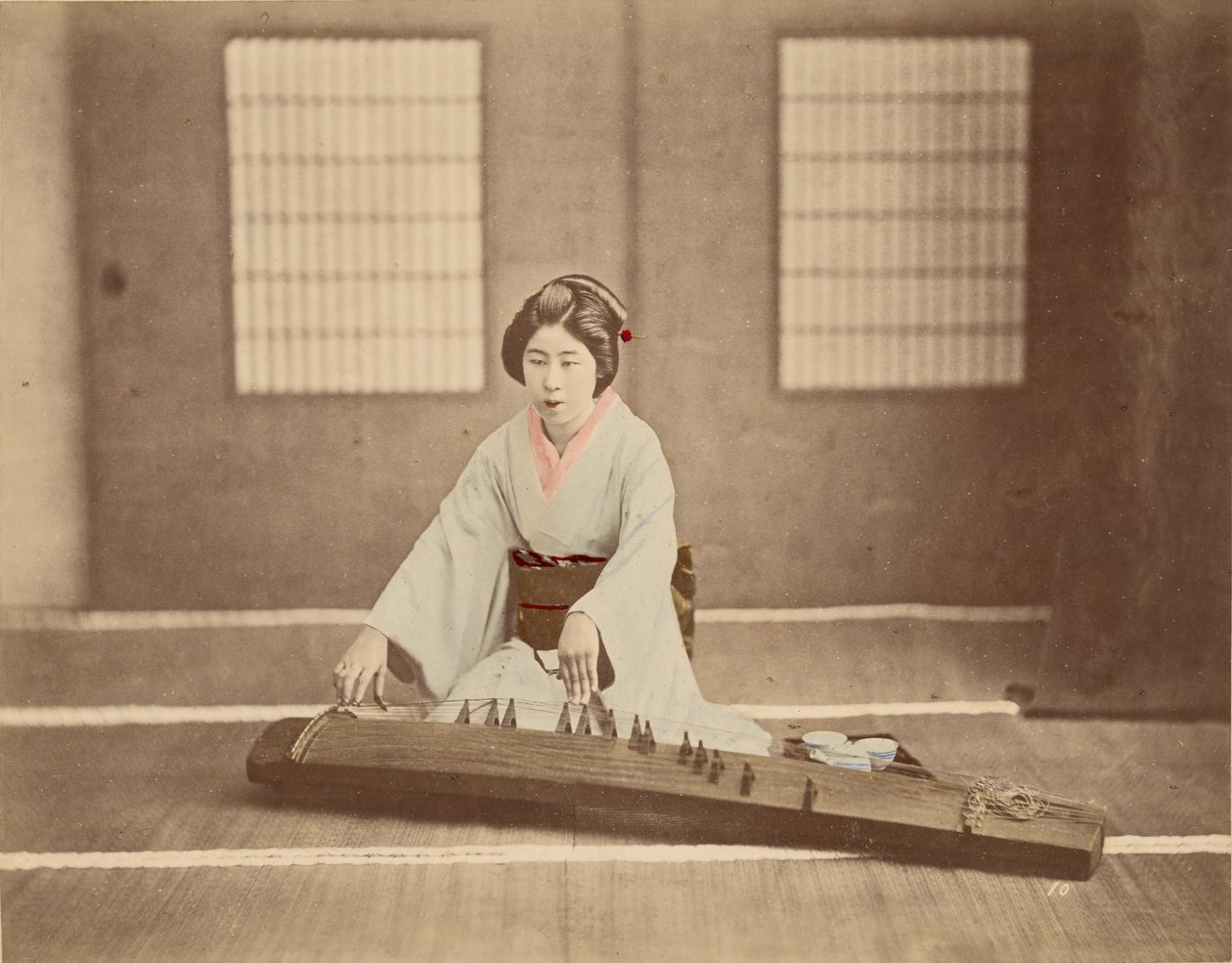 [琴を弾く日本人女性］ 作： 無名の画家