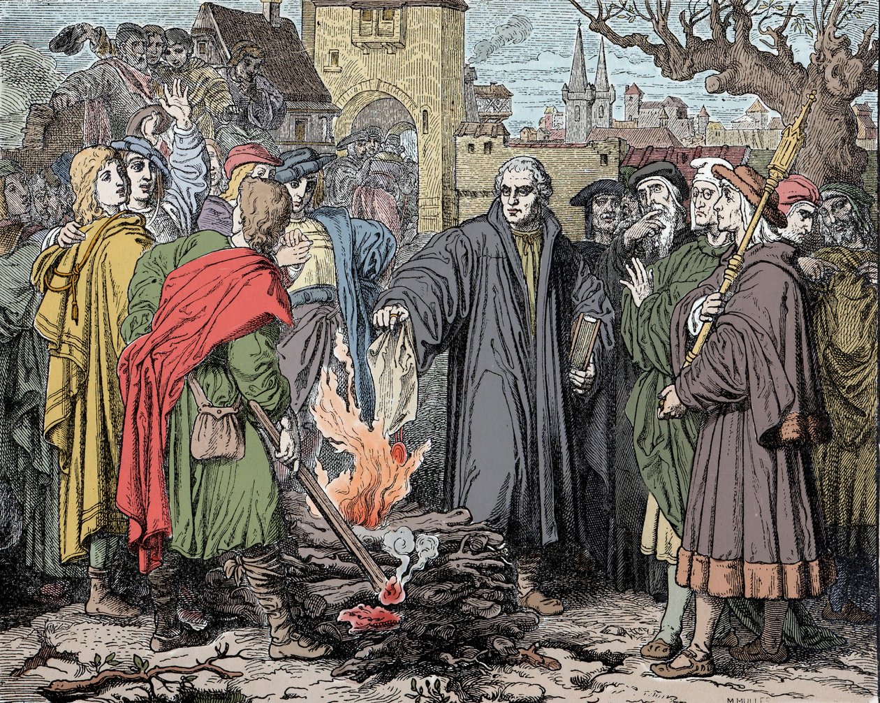 マルティン・ルター（1483-1546）は、教皇レオン10世が作った破門の泡をウィッテンベルクで燃やした。 作： 無名の画家