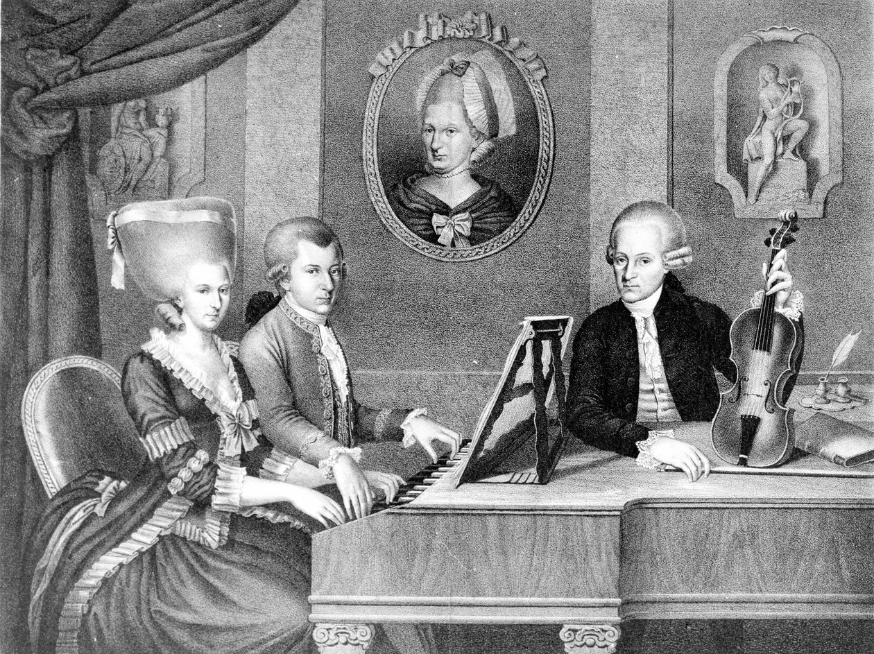 父と母に挟まれたウォルファング・アマデウス・モーツァルト（1756-1791）の肖像。19世紀のリトグラフ。 作： 無名の画家