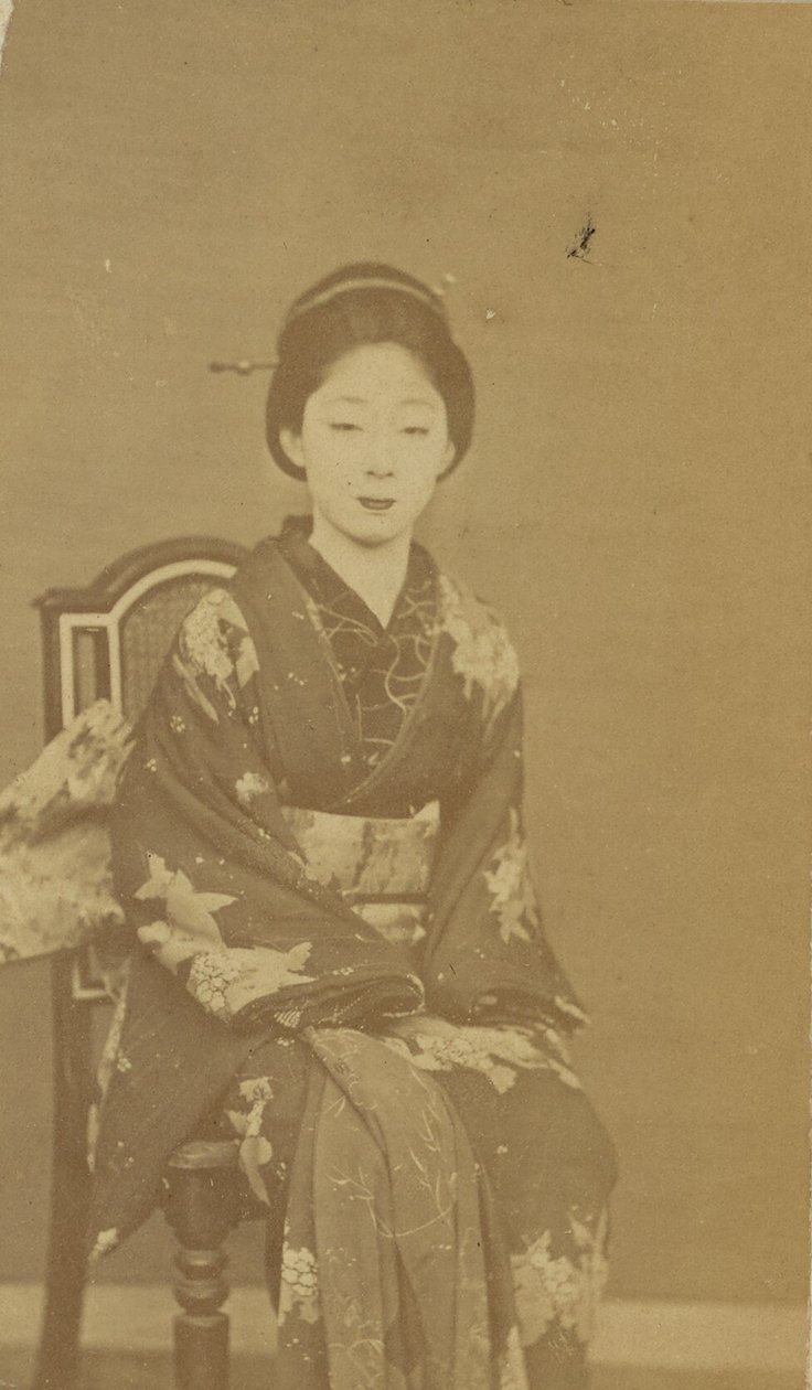 [座っている日本人女性］ 作： 無名の画家