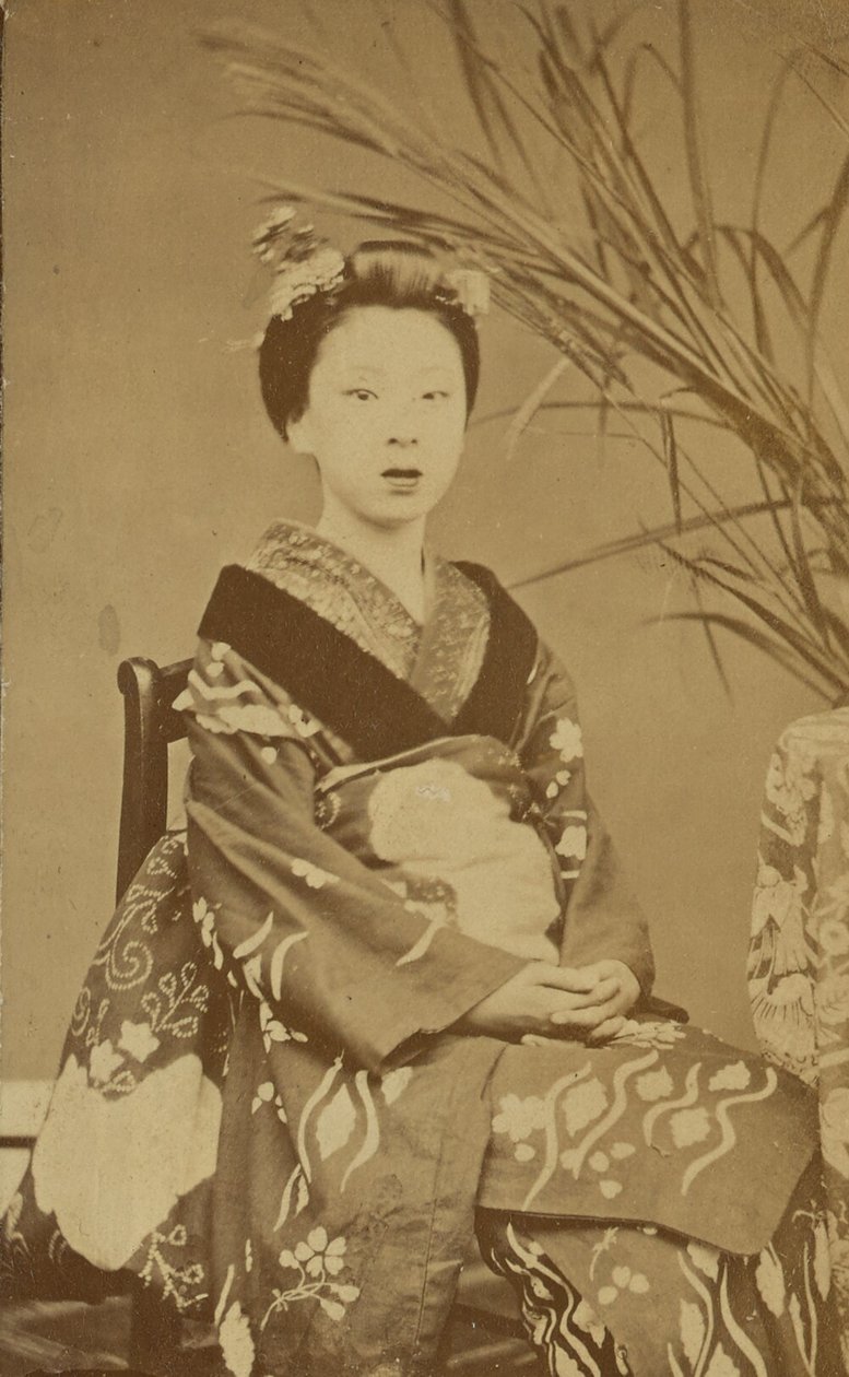 [座っている日本人女性］ 作： 無名の画家
