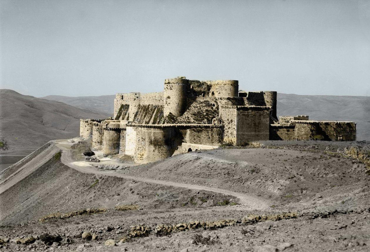 1930年、シリア西部に十字軍時代の城砦「クラック・オブ・ザ・ナイツ」がある。 作： 無名の画家