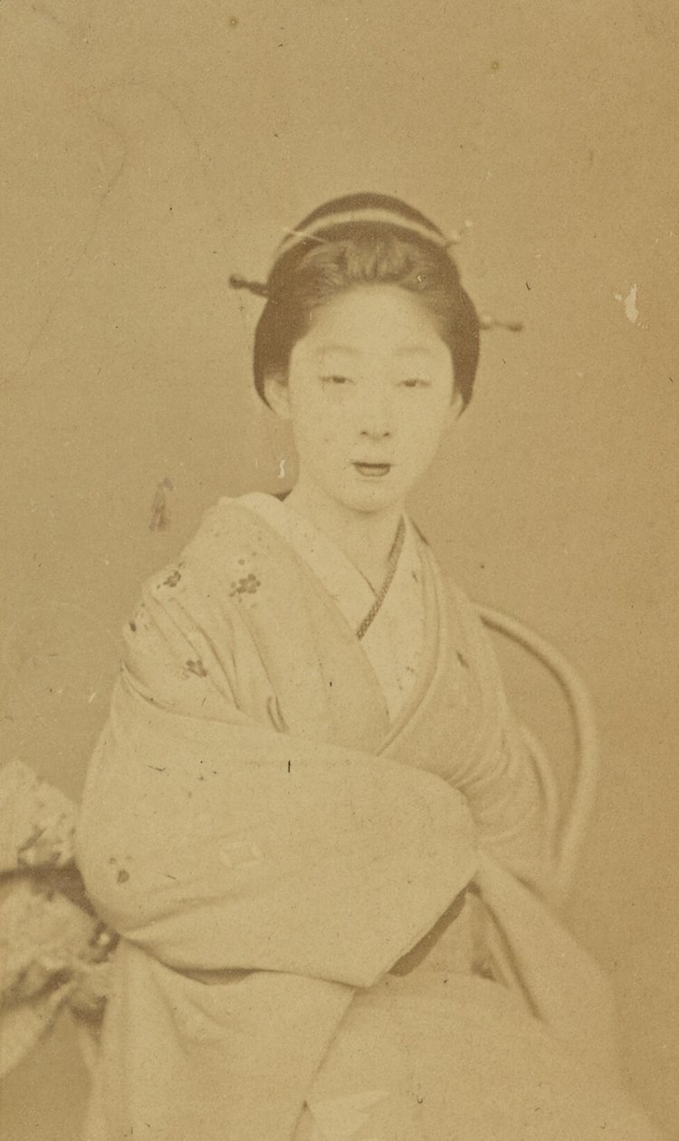 [座っている日本人女性］ 作： 不明なアーティスト/製作者