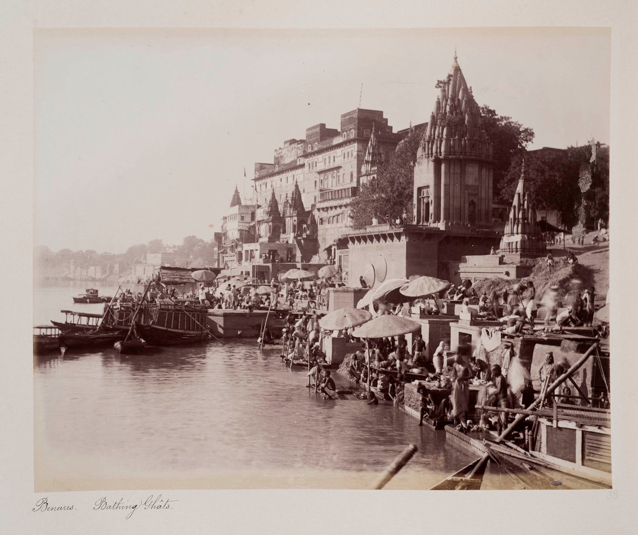 ベナレスの水浴ガーツ、1885年頃（セピア写真 作： 未知の写真家