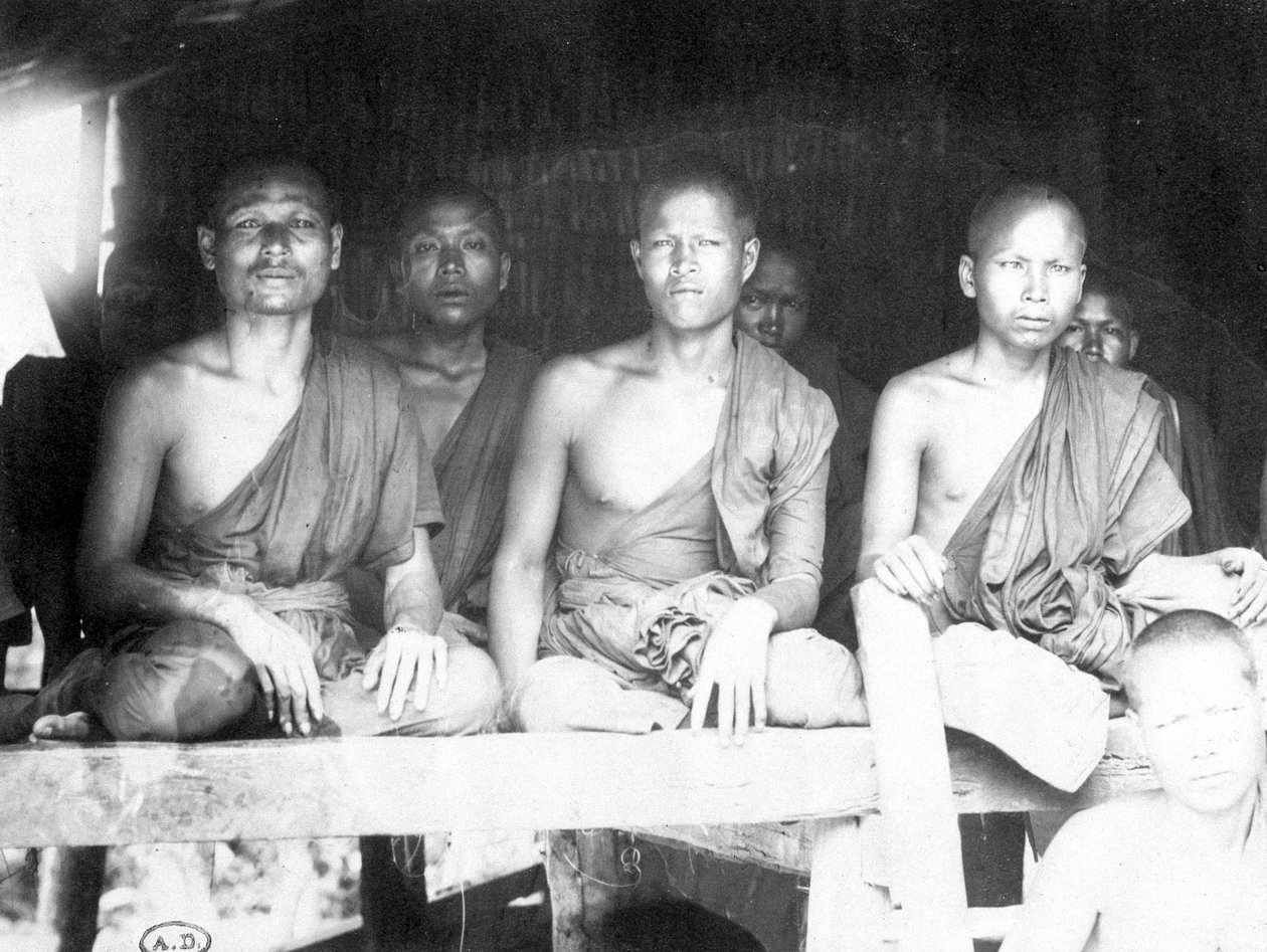 カンボジアの僧侶たち-写真、19世紀後半 作： 未知の写真家