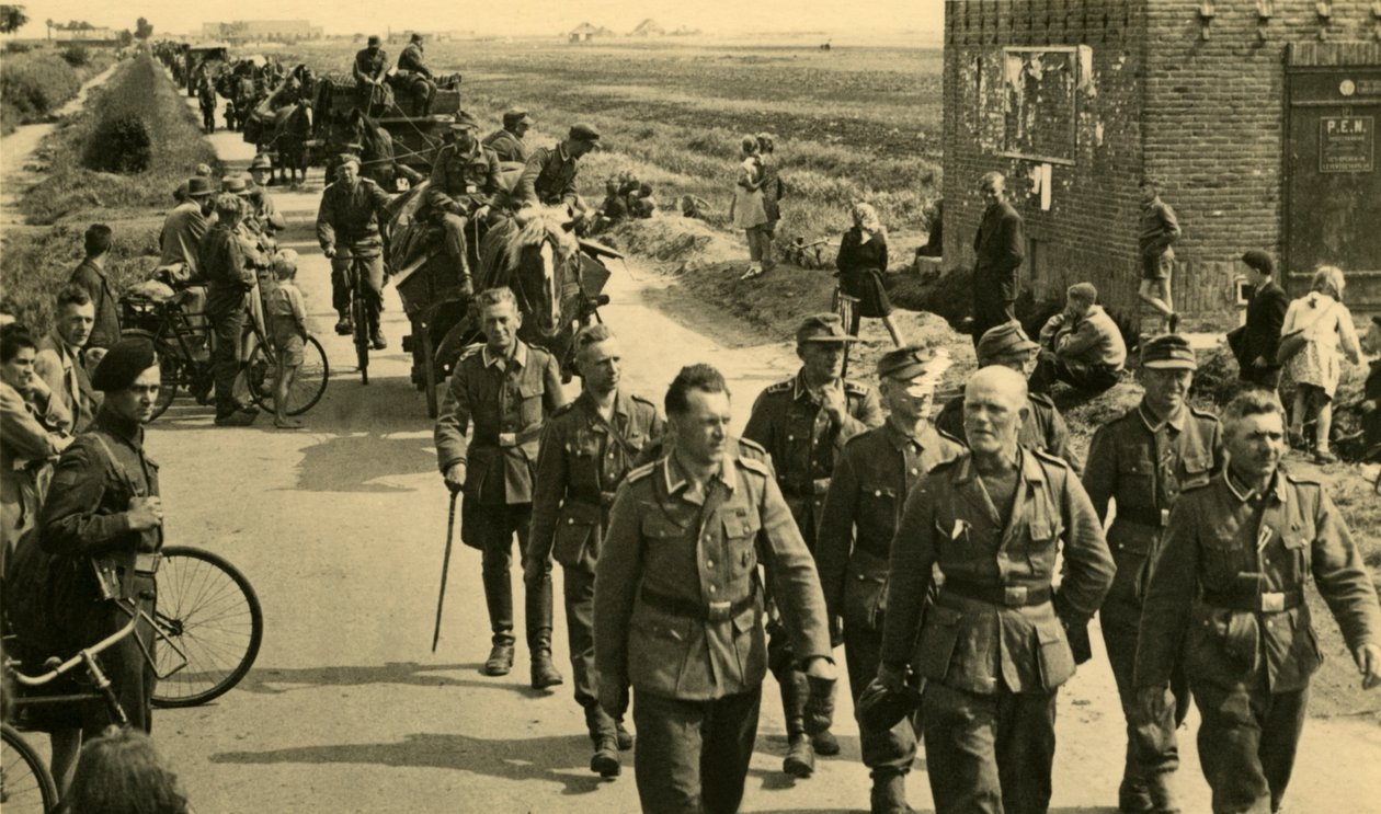 ヘレンヴォルクの出発」、オランダを去るドイツ兵、1945年5月（モノクロ写真） 作： 未知の写真家
