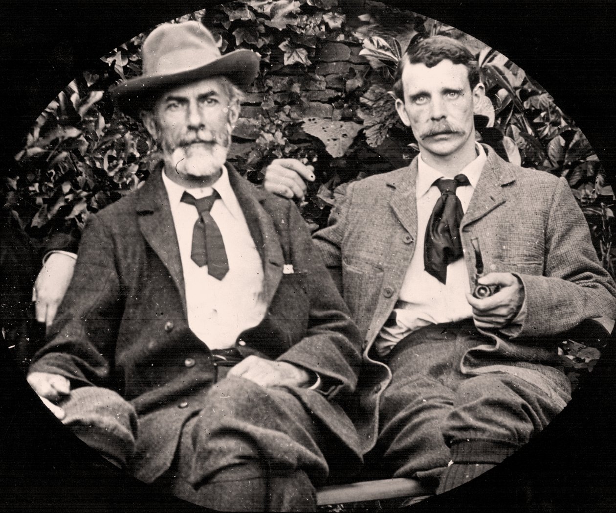 エドワード・カーペンターとパートナーのジョージ・メリル、1900年頃（モノクロ写真） 作： 未知の写真家